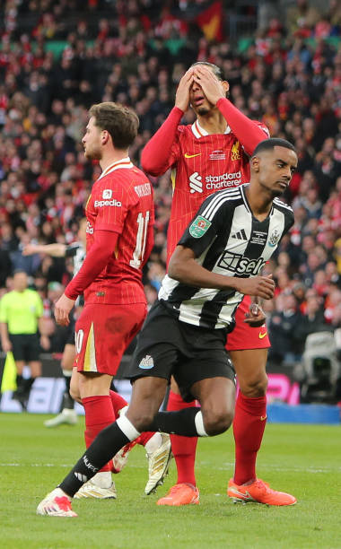 中表现得更 中表现得更