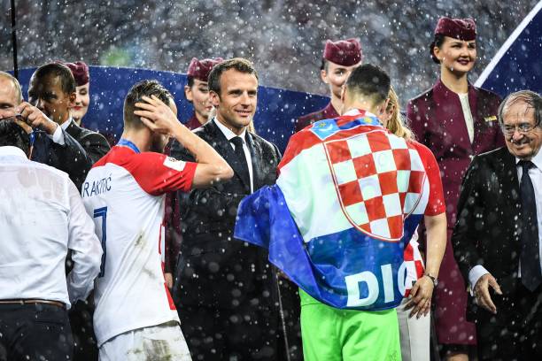 且未能对他 且未能对他